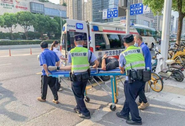 美牛股 男子身体不适 执法中心协管员救助 地铁站内紧急施援手