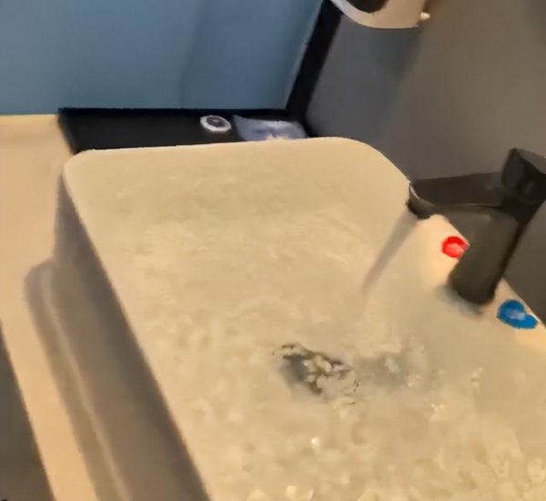 传金所 女子108元预订三亚酒店，入住半小时要求退房遭拒，一顿操作结果倒赔3万元……